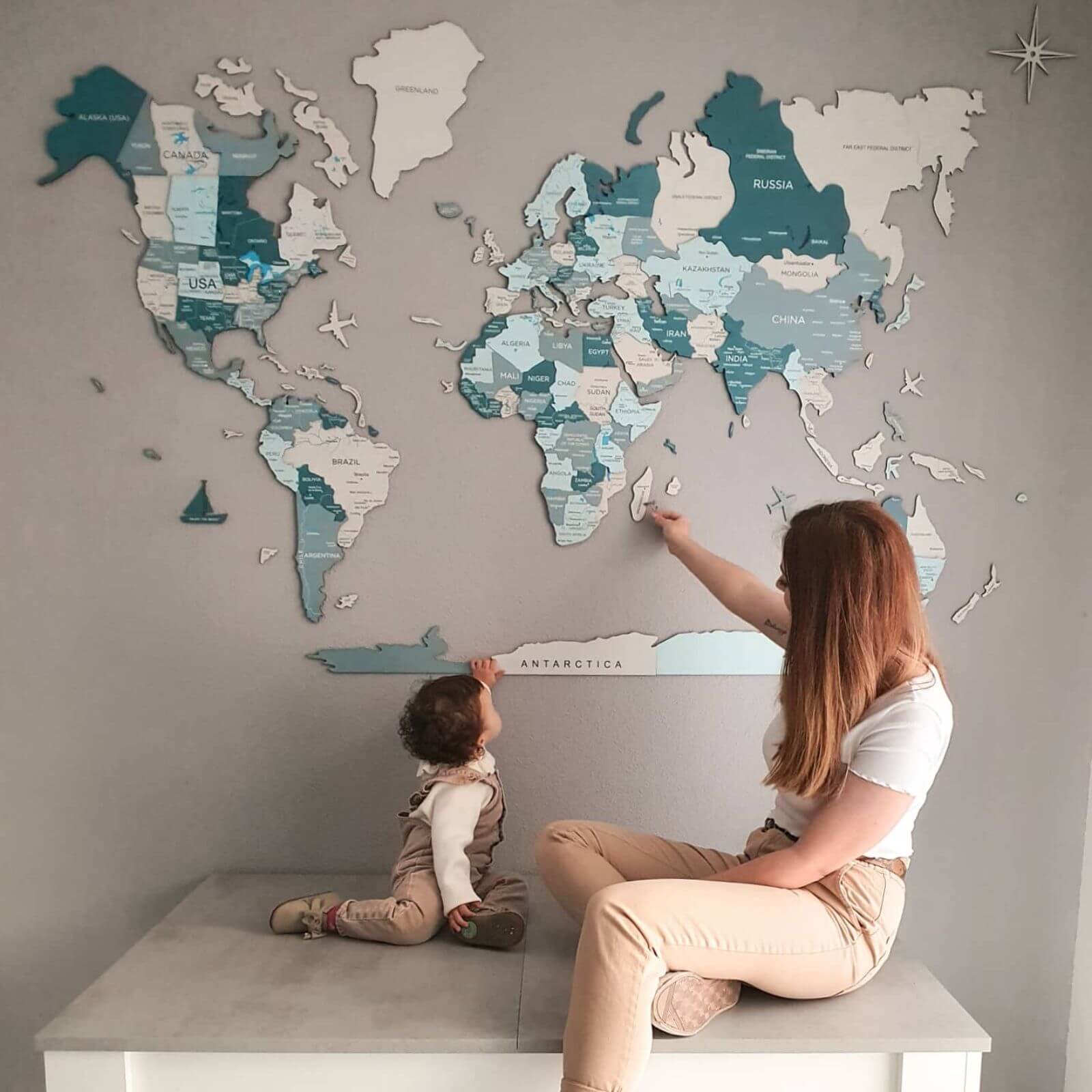 Bundle: Colored Map, Photo Frames, Flags and Airplanes Pins