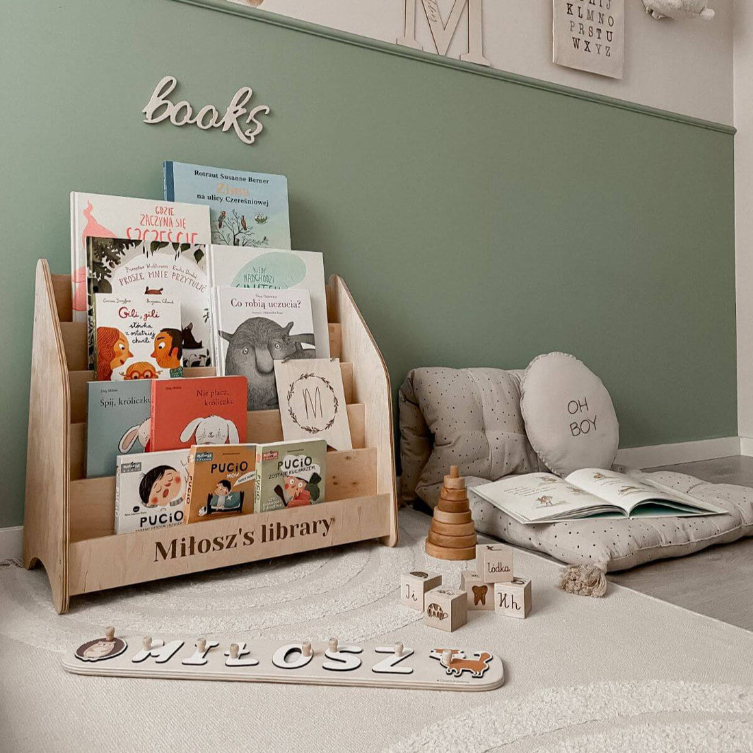Montessori bookshelf for toddlers